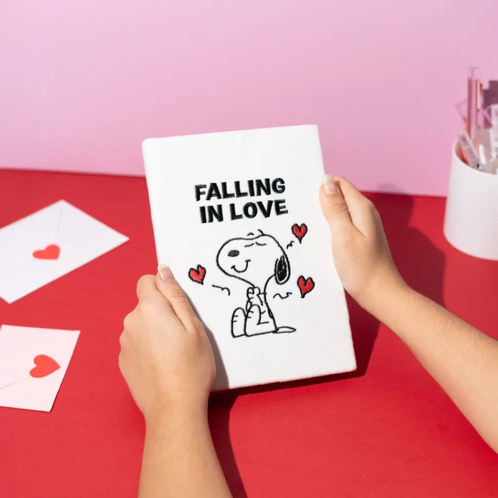Cuaderno premium A5 Snoopy Love Season tapa felpa - Imagen 4